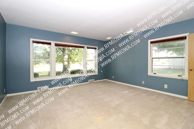 Building Photo - OVER 3000 SQ FT!!!  3 Bedroom, 2 Bath, 2 H...