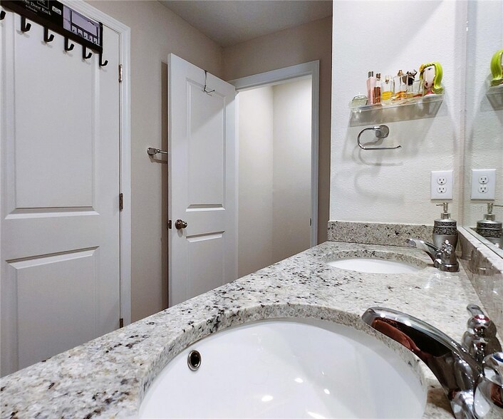 Building Photo - 17015 Coral Key Dr