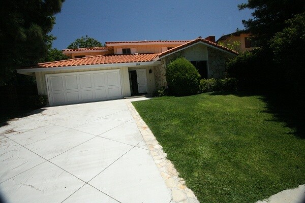 Primary Photo - 28614 Coveridge Dr