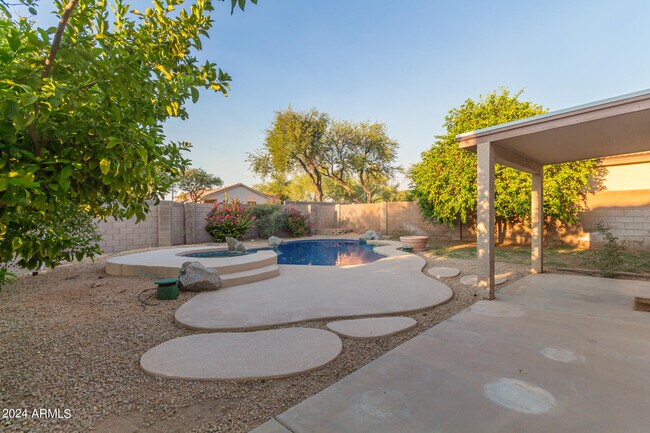 Building Photo - 4522 E Rowel Rd