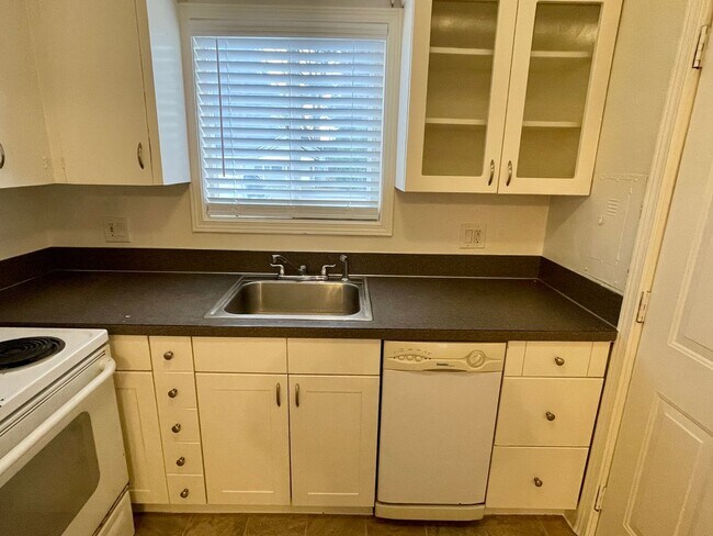 Building Photo - MANF01