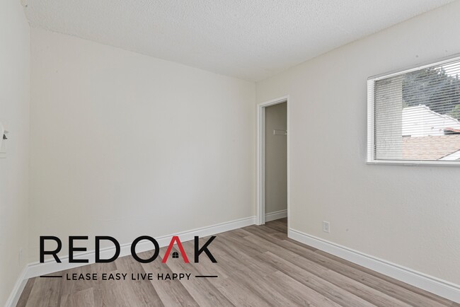 Building Photo - Lovely and Welcoming Top Floor One Bedroom...