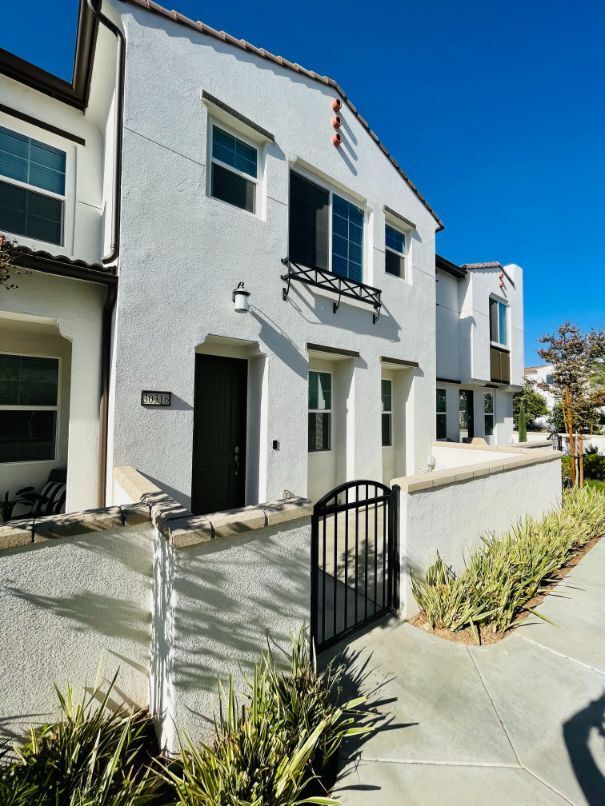 Building Photo - 30316 Town Square Dr