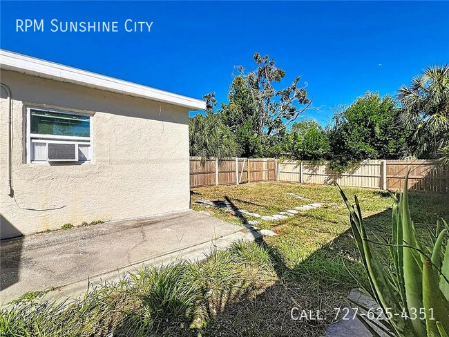 Building Photo - 944 18th Ave S