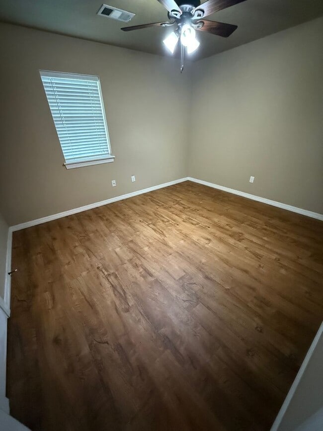 Building Photo - 2 Bed 1 Bath House with Car Port and Fence in Backyard.