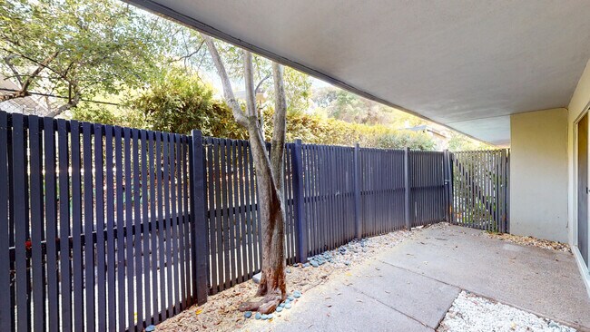 Building Photo - 823 Las Gallinas Ave