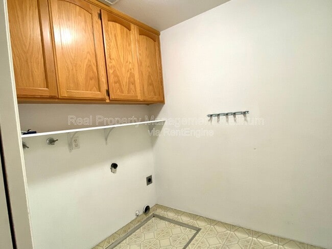 Building Photo - 672 W Ellery Ave