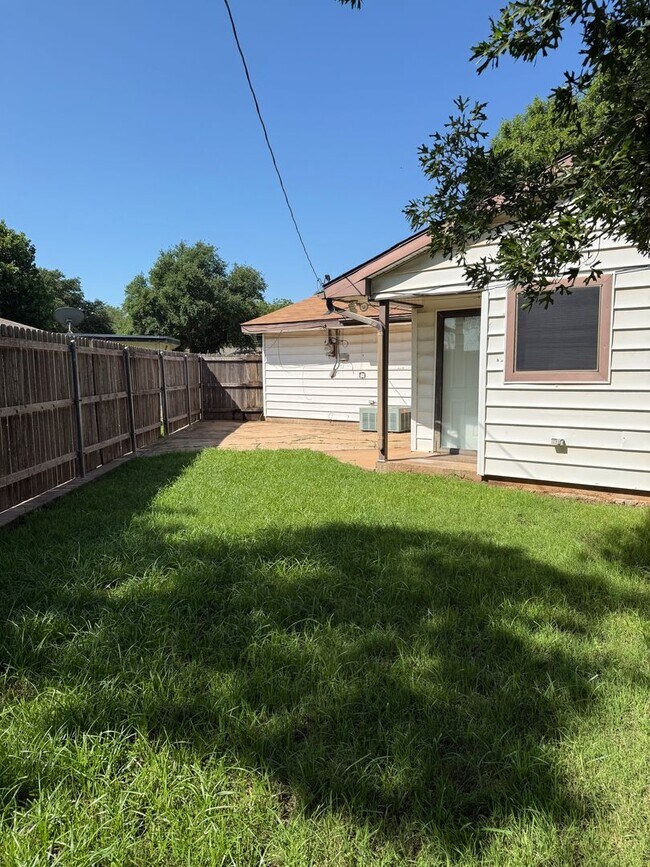 Building Photo - 3 Bedroom 2 bath in Faith Village