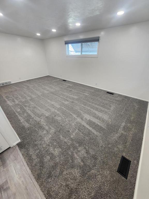 Building Photo - 185 Country Club Dr