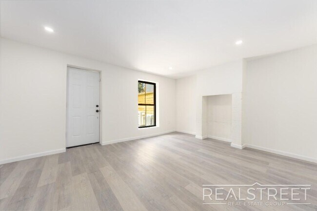Building Photo - Rare & Spacious 4 Bed 4 Bath Duplex with P...