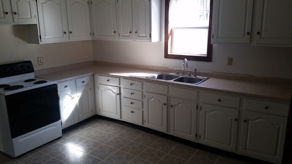 Building Photo - 315 S Maple St