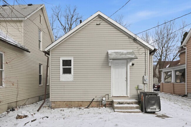 Building Photo - Freshly Renovated 3-Bedroom House - MOVE IN SPECIAL