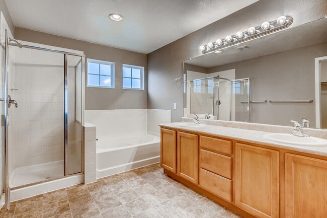 Building Photo - Gorgeous 5 Bed/4 Bath Townhome with Fully Finished Custom Basement! Cherry Creek Schools!