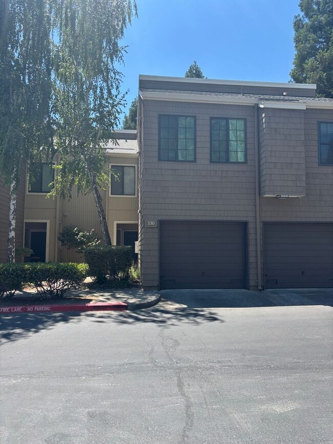 Building Photo - Gorgeous Two-Bedroom Condo with Golf Cours...