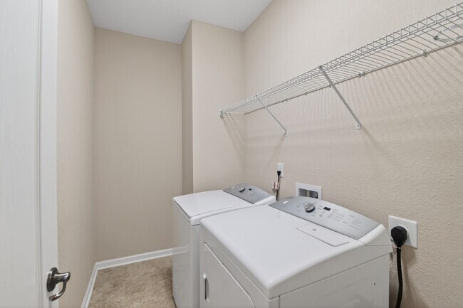 Building Photo - Beautiful 3-Bedroom Townhome in Hampton, VA | Available Sept 21