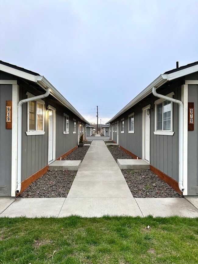 Building Photo - E919