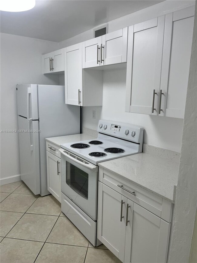 Building Photo - 10802 N Kendall Dr