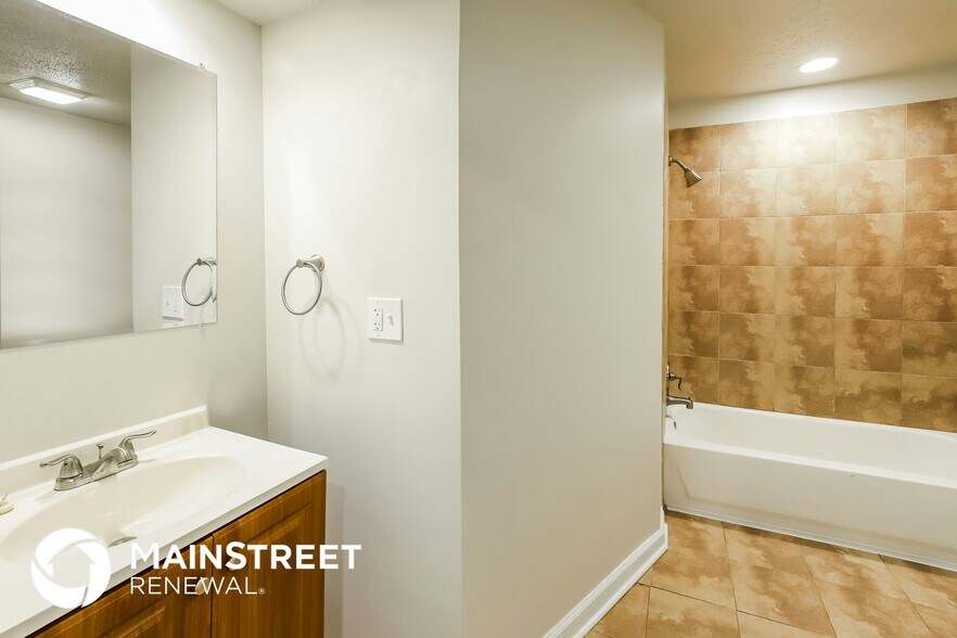 Building Photo - 13704 Bennington Ave