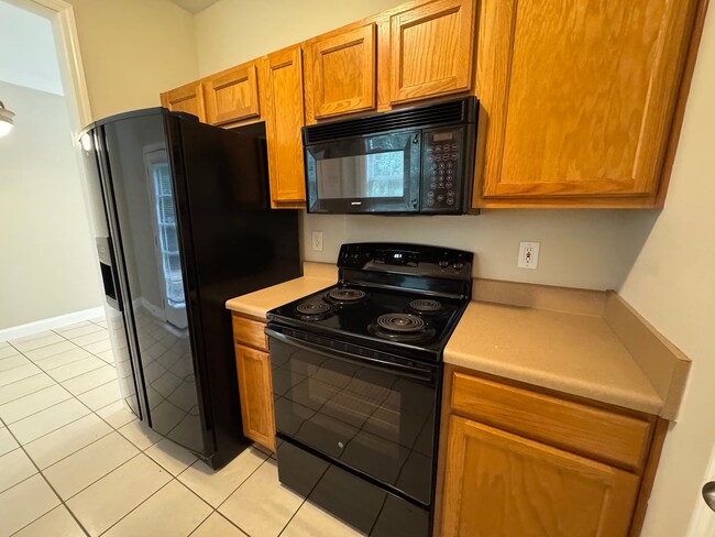 Building Photo - Nice 2/2.5 Townhouse in East Rome- $1,295
