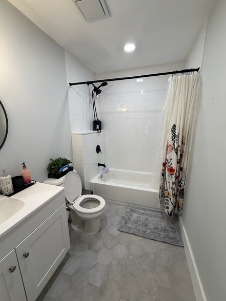 2nd upstairs bathroom - 1950 Bayberry Dr