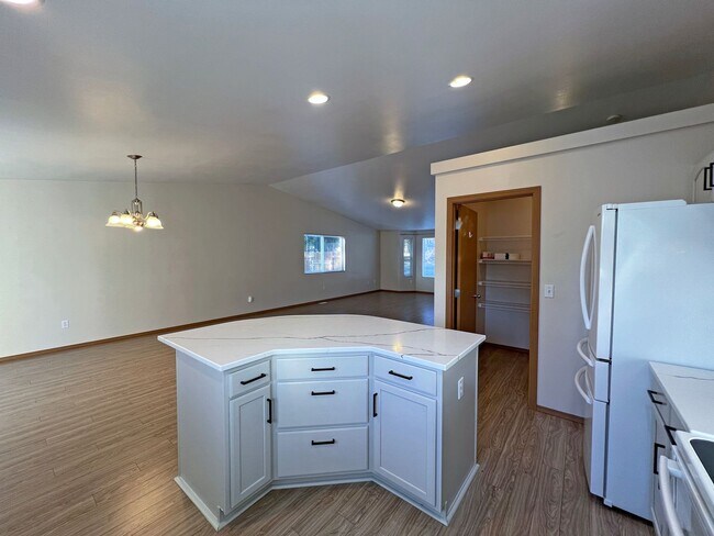 Building Photo - Price Drop to 3250!-Exceptional 2200 sq ft Three Bedroom 2 Bath Rambler in Fed Way - with A/C