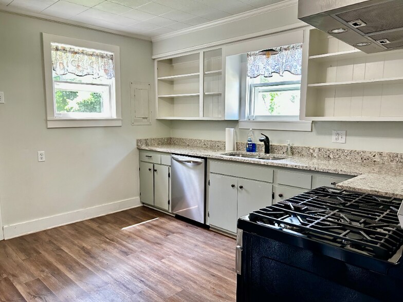 Building Photo - 505 Bon Ami St