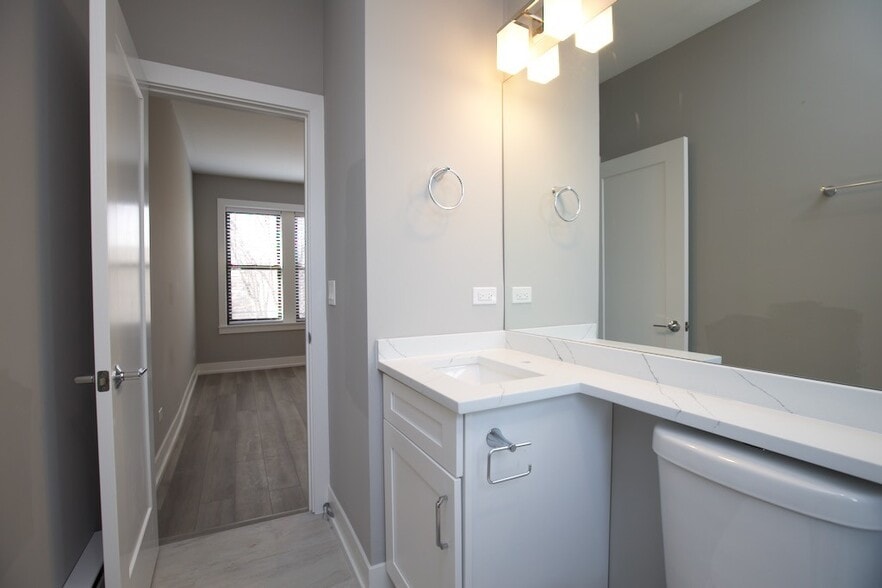 Building Photo - 3843 N Janssen Ave