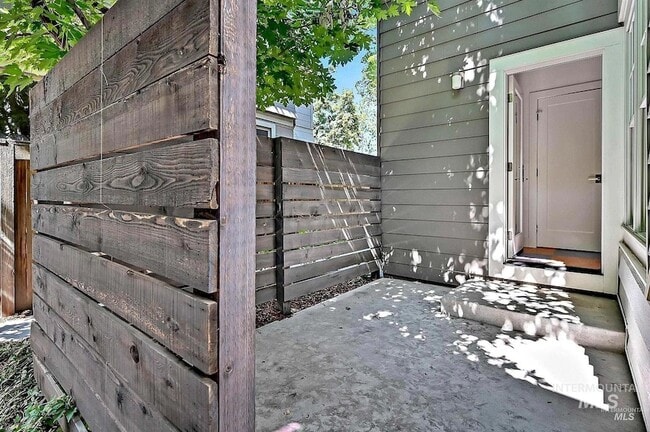 Building Photo - 515 W Hays St