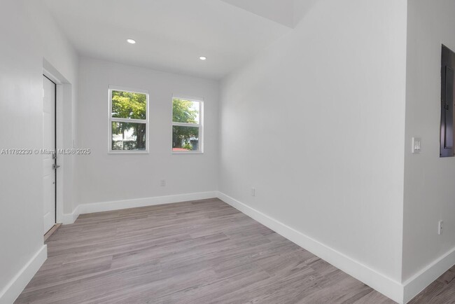 Building Photo - 2426 SW 25th St