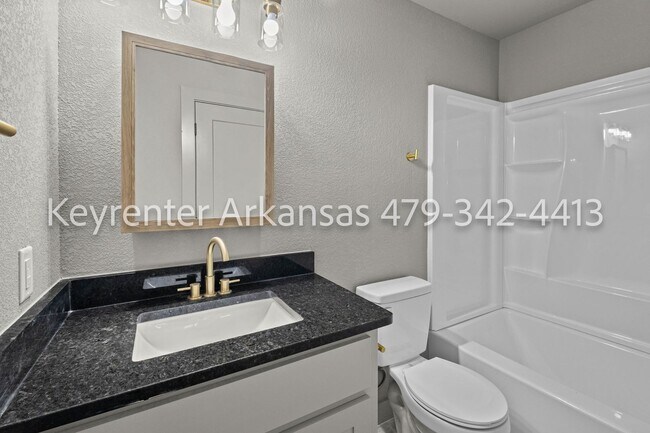 Building Photo - Beautifully renovated 3 bedroom, 2 bath | Fayetteville AR