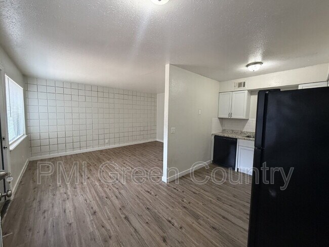 Building Photo - 917 N Yale Ave