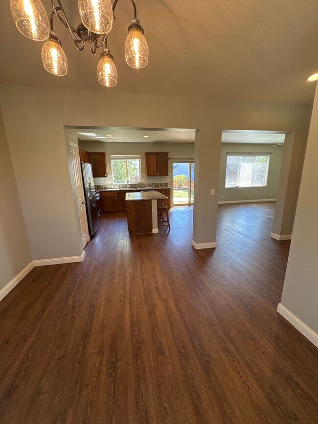 Building Photo - Beautiful 3 bedroom with bonus loft area i...