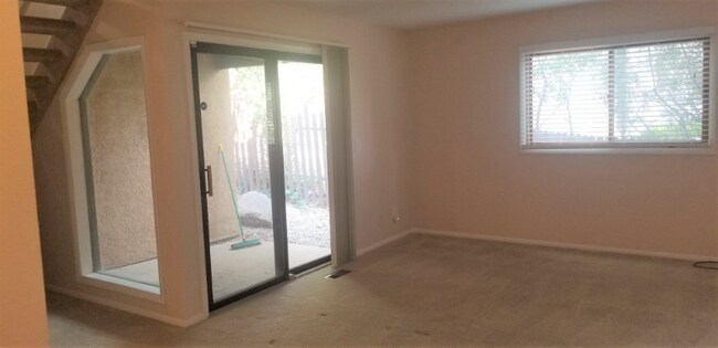 Building Photo - 866 Pebblewood Dr