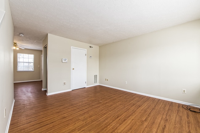 Building Photo - 2566 Sandbury Blvd