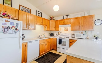 Building Photo - Spacious 3 Bedroom Apartment - AVAILABLE SEPTEMBER