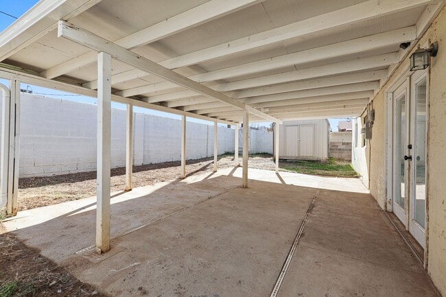 Building Photo - Roomy 3 Bedroom Home with a Fireplace