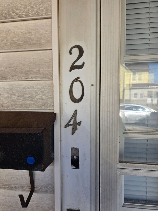 Building Photo - 204-208 N Fort Wayne St