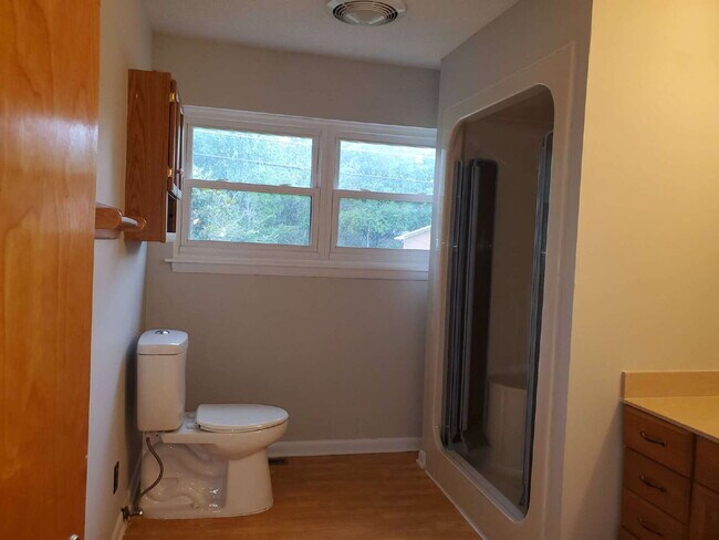 Building Photo - "Spacious 5-Bedroom Retreat with 3 Full Baths in Huntsville – Your Perfect Family Home Awaits!"