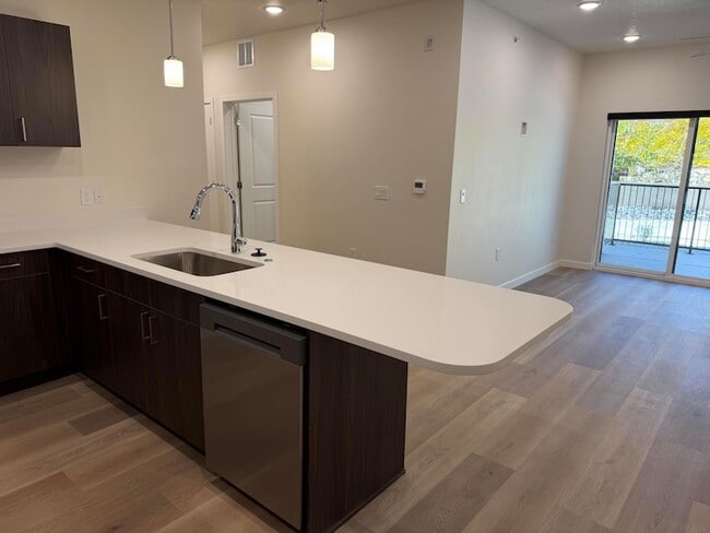 Building Photo - 983 W State St