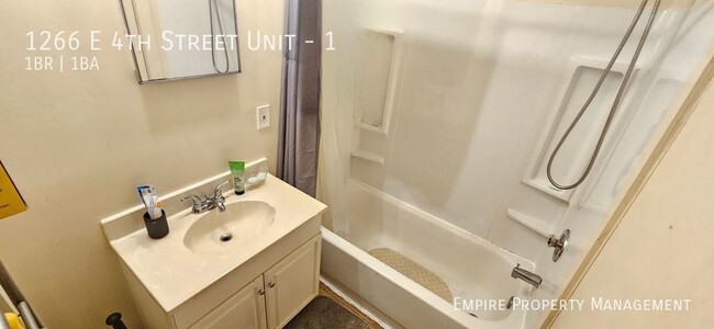 Building Photo - 1st Floor: 1 Bedroom/ 1 Bathroom Apartment...