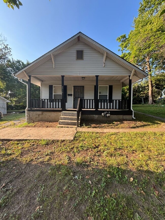 Building Photo - AVAILABLE NOW! MOVE IN SPECIAL! 3 Bedroom, 2 Bathroom in Kansas City! $1,350