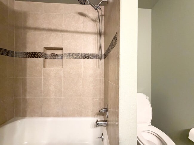 Building Photo - Charming 3 bed + den, 2 bath Federal way Rambler