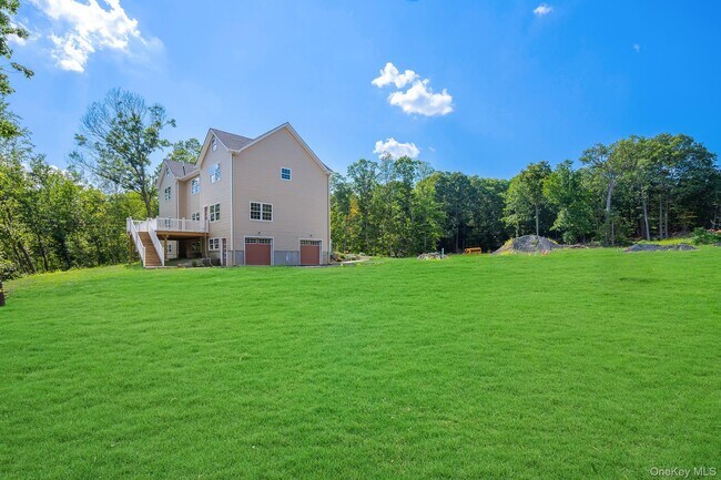 Building Photo - 2 Hallock Ct