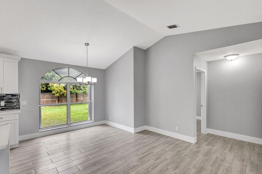 Building Photo - 843 Azalea Dr