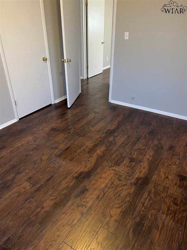 Building Photo - 1118 Ireland St