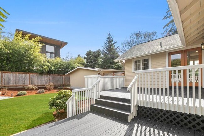 Building Photo - Sunny Air Conditioned Mercer Island Charmer!