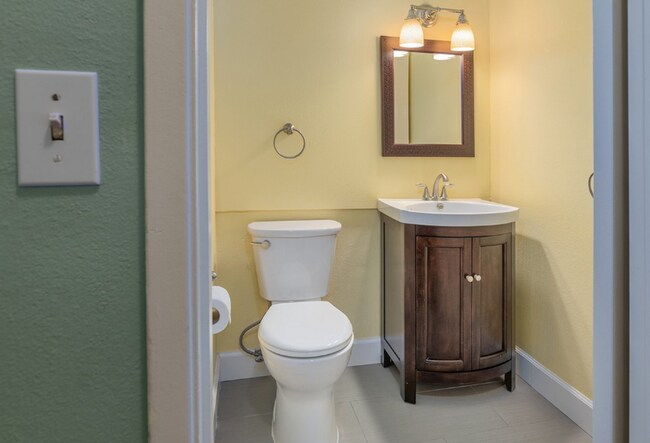 Building Photo - This Lovely 3 Bedroom 2.5 Bath End Unit Co...
