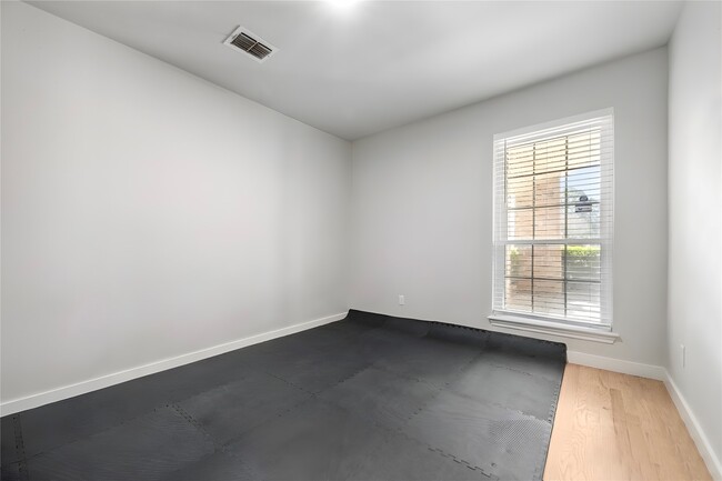 Building Photo - 9730 Wickenburg Dr