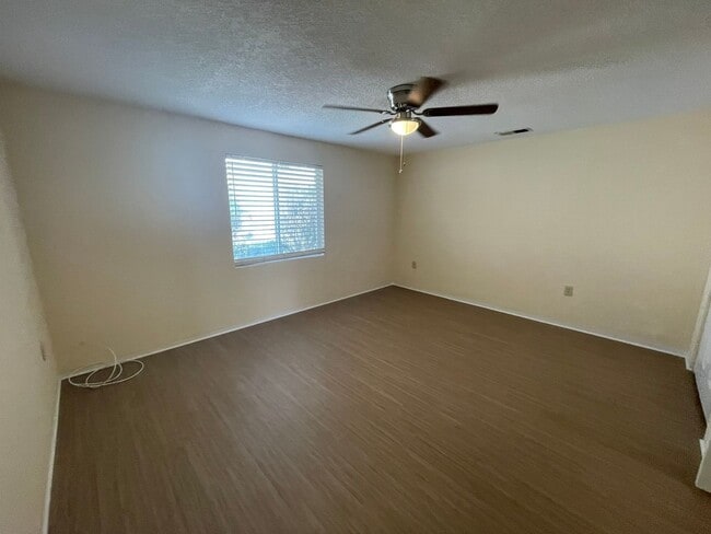 Building Photo - 1 bedroom, 1 bathroom end unit condo beachside