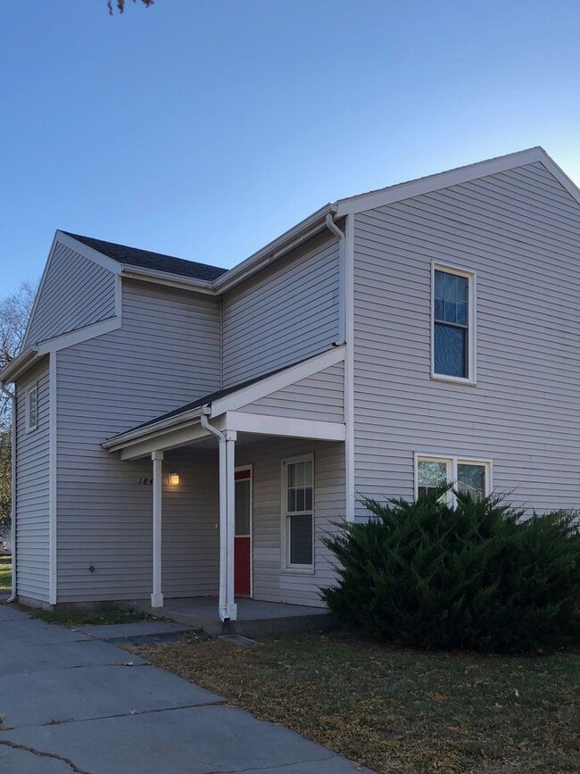 Building Photo - Furnished 3 Bedroom 2 bath TownHome